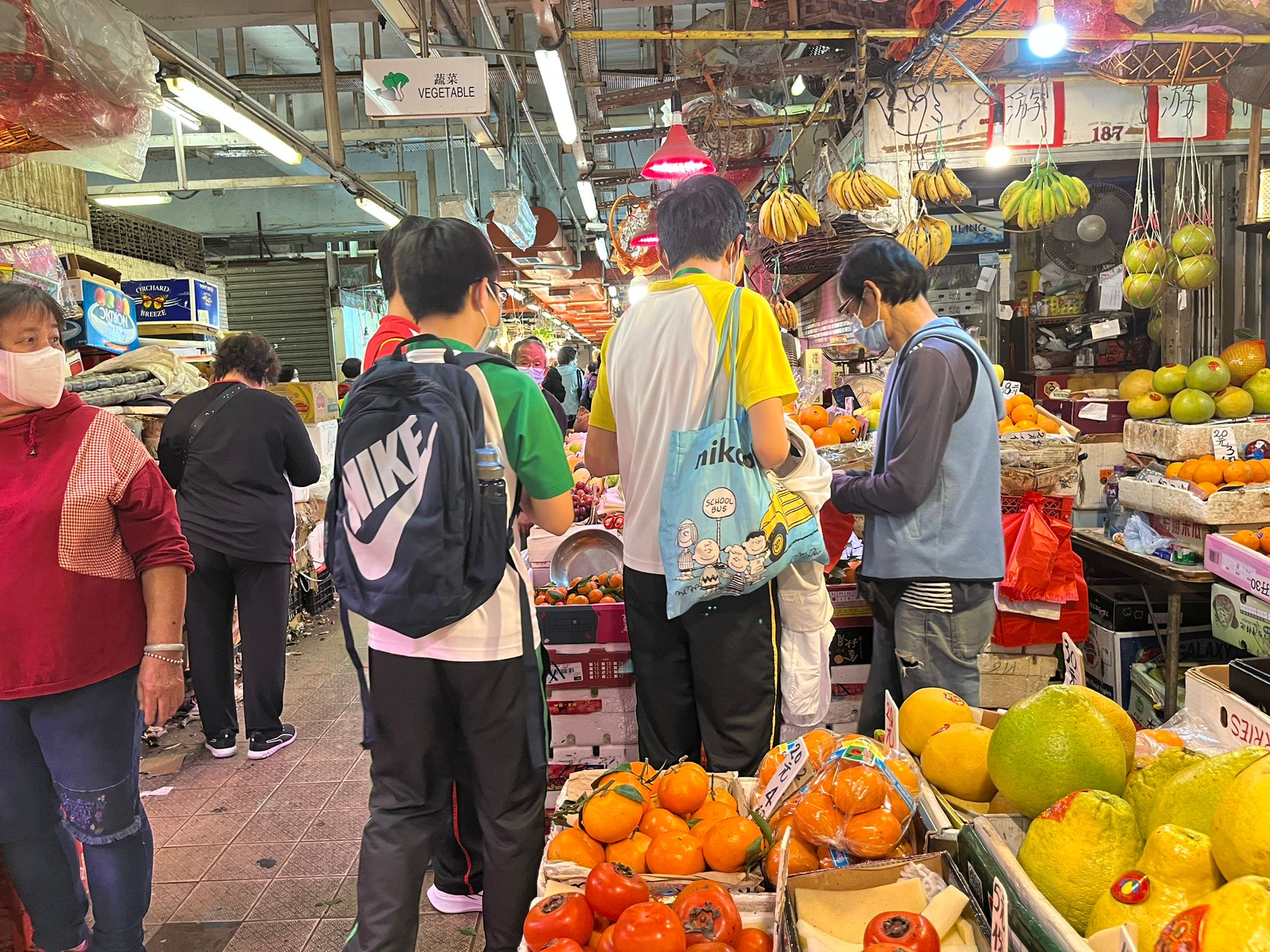 Community visit cum budget meal experiential trip: Secondary school students were participating the program to use $30 to buy a meal for the elder person in need in Shek Kei Mei Market